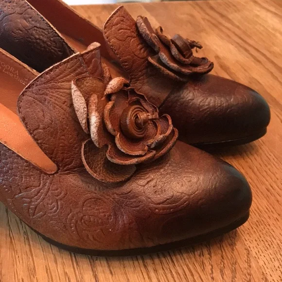 Noora by L'Artiste for Springstep - Picture 2 of 10